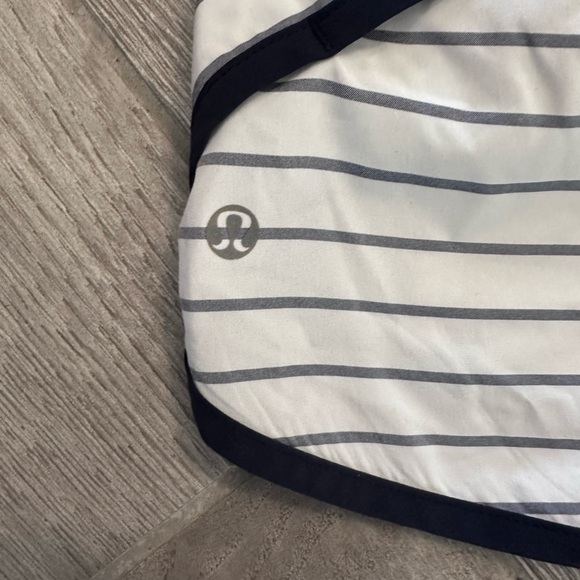 Lululemon Quiet Stripes Speed Shorts Navy Indigo Size 8 - Picture 5 of 6
